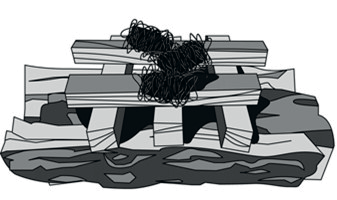 Hölzerne Scheite, angeordnet für ein Feuer, mit Kohlen darauf.